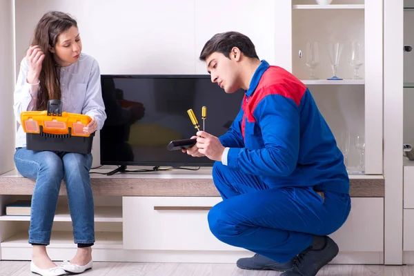 depositphotos_195812900-stock-photo-tv-repairman-technician-repairing-tv